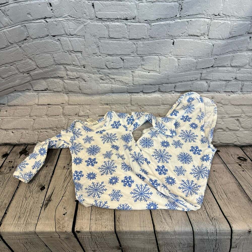 Kate Quinn Snowflake Pattern Bamboo Infant Gown